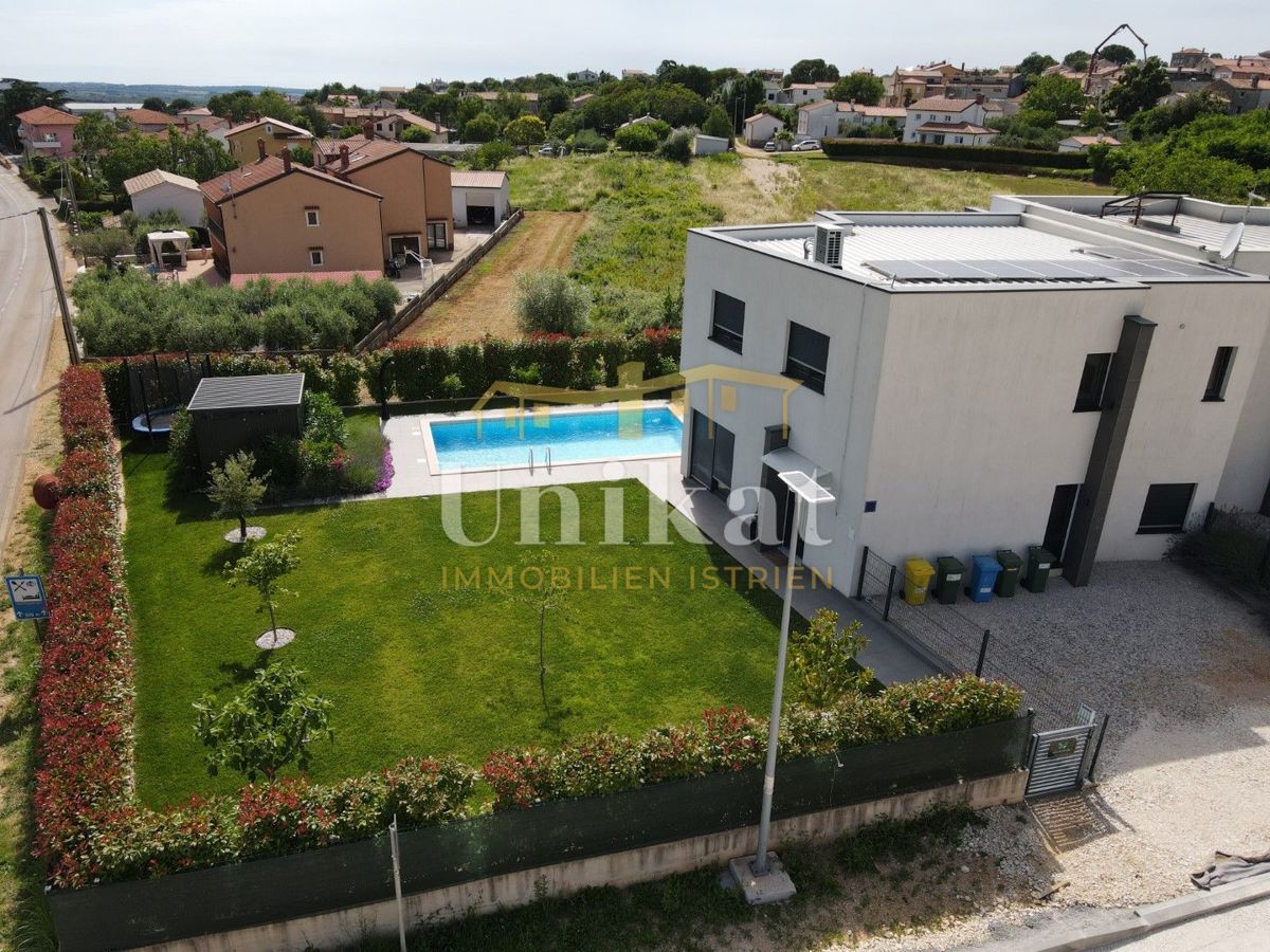 Moderna doppia villetta con piscina e vista mare